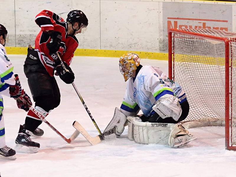 V okresním derby krajské hokejové ligy porazila Minerva Boskovice (v tmavých dresech) Dynamiters Blansko 7:2.