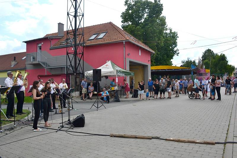 Kapela Bivojka na hodech v Ostrově u Macochy.