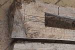 Dřevěný poklad. Na zámku v Lysicích našli kus historického koryta.