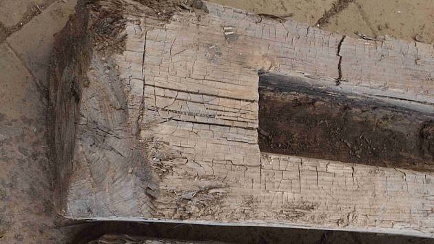 Dřevěný poklad. Na zámku v Lysicích našli kus historického koryta.