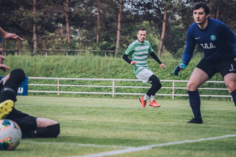 Fotbalisté Rájce-Jestřebí (zelenobílé dresy) v přípravě porazili Kunštát 6:3.