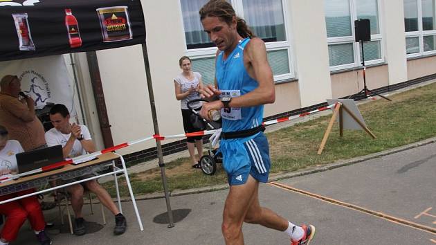 Tři sta kilometrů v sedmi dnech zvládli účastníci Moravského ultramaratonu. V sobotu doběhli do cíle v Lomnici u Tišnova.