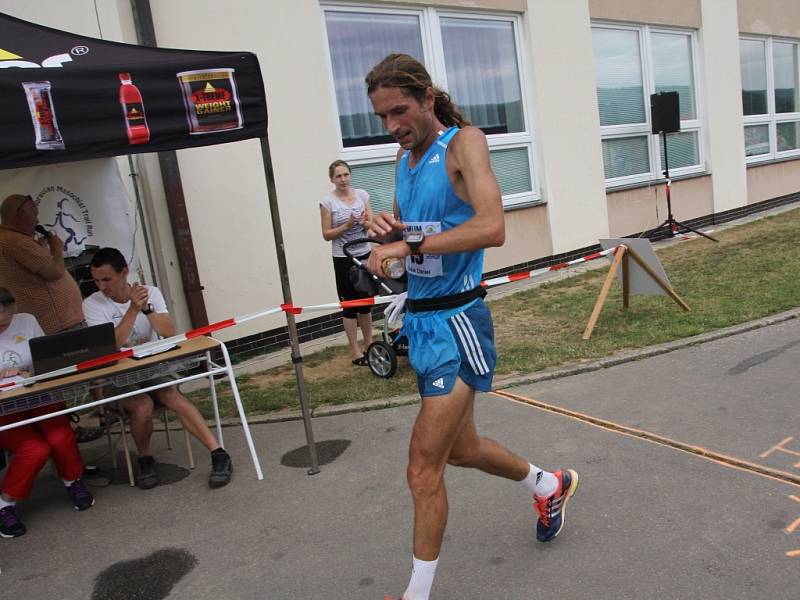 Tři sta kilometrů v sedmi dnech zvládli účastníci Moravského ultramaratonu. V sobotu doběhli do cíle v Lomnici u Tišnova.