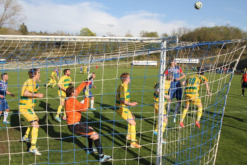 Fotbalisté Blanska (v modrém) porazili Mutěnice 4:1.