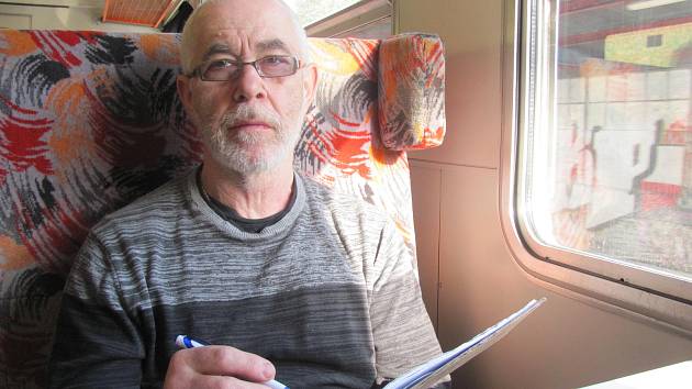 Cestující ve vlaku ze Skalice nad Svitavou na Blanensku do Brna mohou potkat Jaromíra Šimkůje, jak si kreslí do deníčku. Zachycuje tak materiál pro svoji výtvarnou tvorbu.