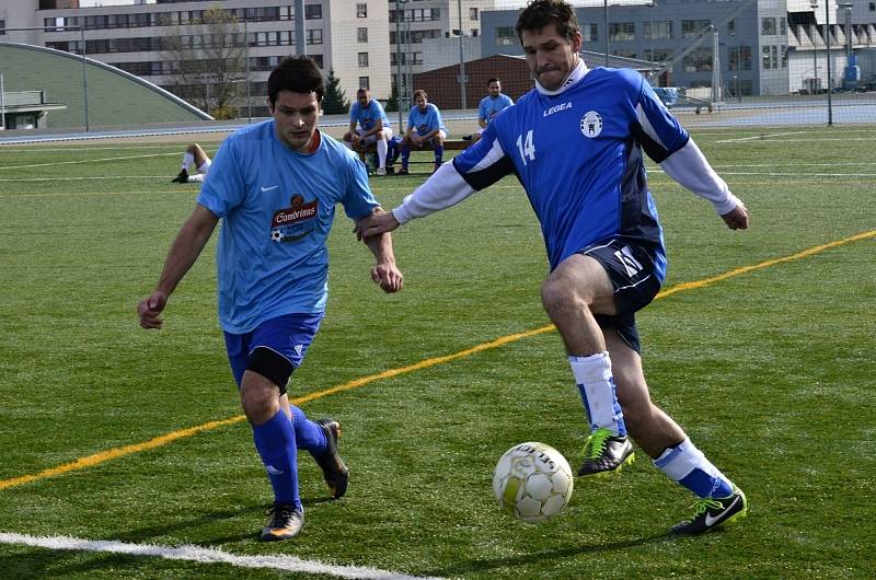 Fotbalisté Sokol BK Sadros Boskovice (v bleděmodrém) se probojovali mezi deset nejlepších týmů v malé kopané v republice.