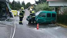 V Bukovině ve středu večer narazilo auto do odstaveného autobusu.