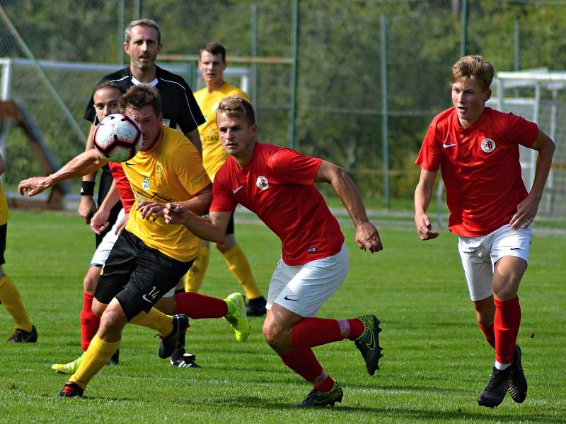 V utkání krajského přeboru fotbalistů porazily Boskovice (červené dresy) sokoly z Krumvíře vysoko 6:2.