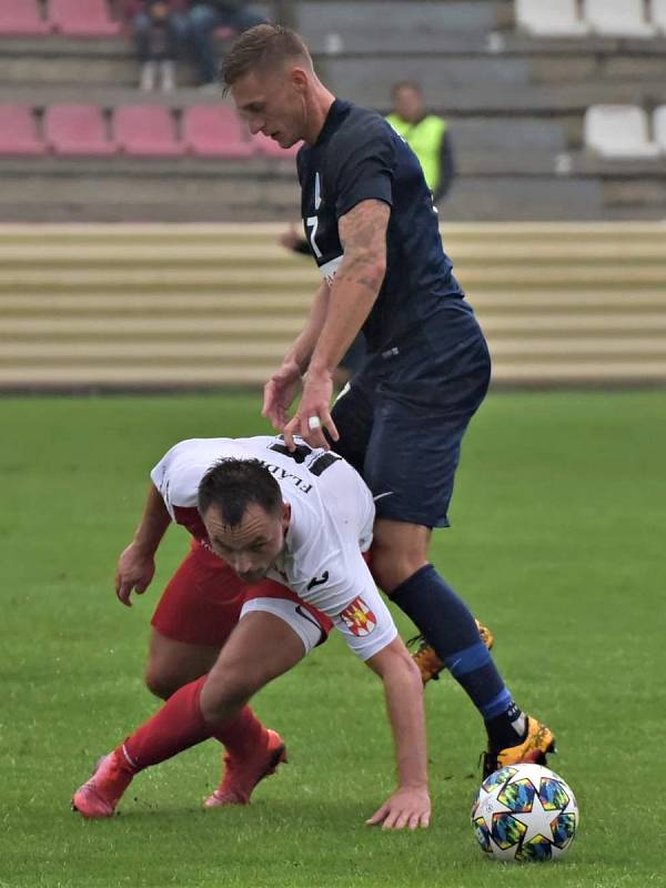 V utkání Moravskoslezské fotbalové ligy SK HS Kroměříž - FK Blansko (modré dresy) branky nepadly.