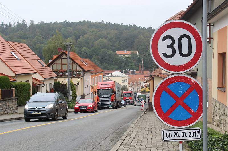 Kvůli opravovanému mostu na silnici I/43 musí řidiči jezdit přes Černou Horu.