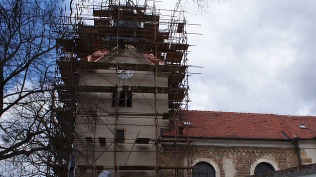 Věž kostela v Bořitově dostává novou střechu.