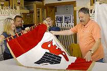 Adamovští požehnají nové vlajce. Ušili ji v Ústí nad Orlicí.
