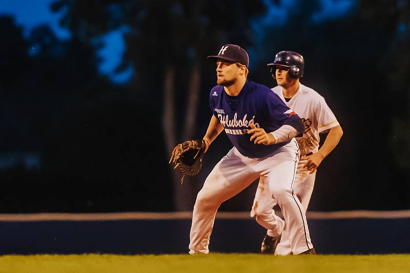 Blanenští baseballisté (v bílém) se zachránili v české extralize, když porazili tým Sokolu Hluboká.