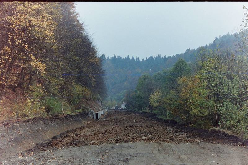 Rekonstrukce železniční trati Brno - Česká Třebová v letech 1996 až 1998. Na snímcích úsek mezi Brnem a Blanskem. Foto: se souhlasem Petra Štefka