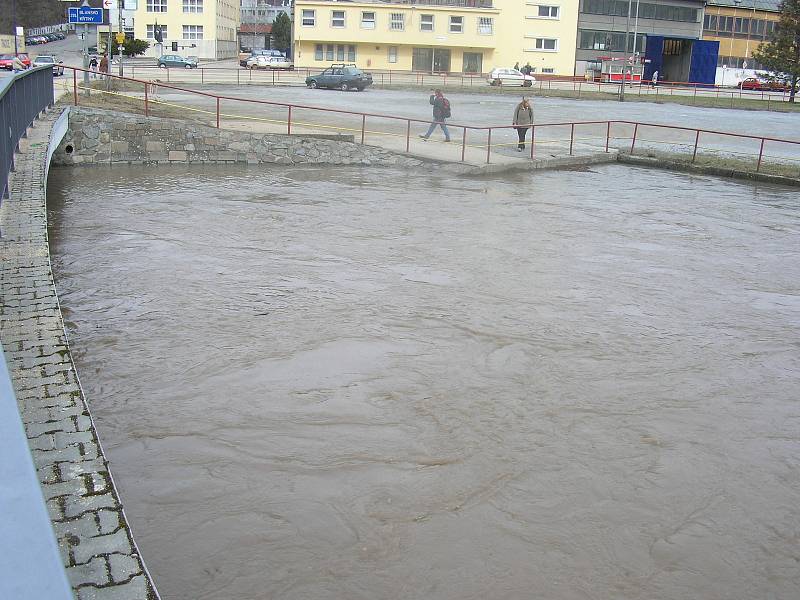 Rozvodněná řeka Svitava na přelomu března a dubna 2006 v Adamově na Blanensku a jeho okolí.