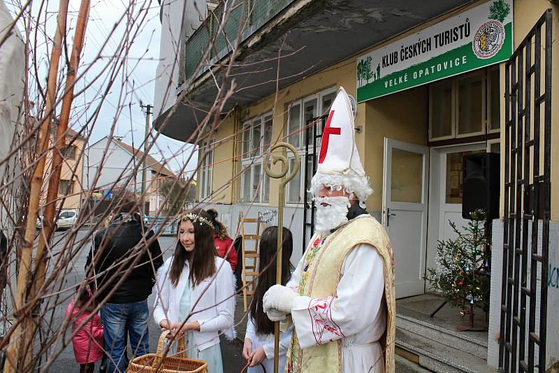 Čertovská vycházka ve Velkých Opatovicích.