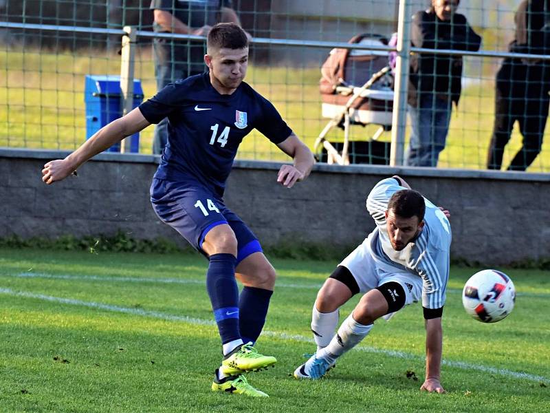 Fotbalisté Blanska (modré dresy) pokračují ve vítězném tažení divizní skupinou D. Na domácím hřišti porazili MSK Břeclav 4:0.