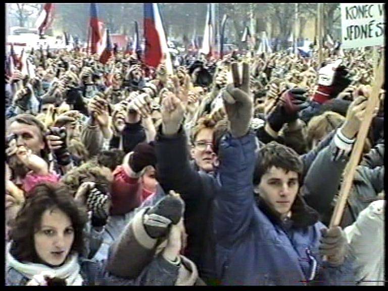 S trikolorami vyrazili na nynější Masarykovo náměstí Boskovičtí. Někteří byli vybaveni vlajkami a cedulemi s různými hesly. Blanenští se den před generální stávkou chytli za ruce. Živý řetěz pak prošel hlavními náměstími v Blansku.