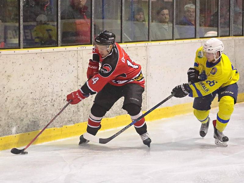 V krajské hokejové lize porazila Minerva Boskovice (v červených dresech) břeclavské Lvi 5:1.