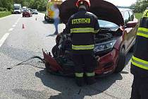 Hasiči řeší následky dopravní nehody u Lipůvky.
