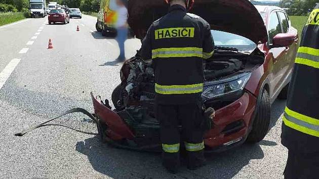 Hasiči řeší následky dopravní nehody u Lipůvky.