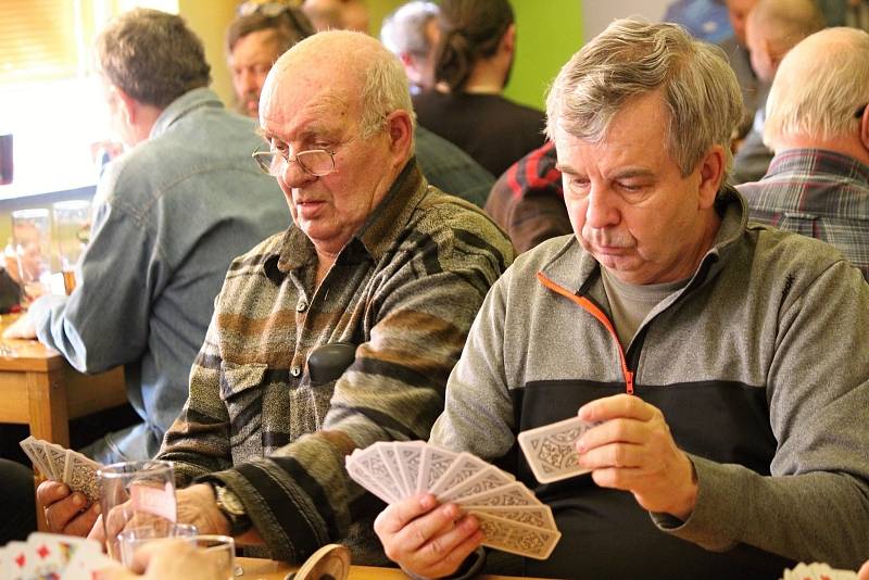 Třiašedesát karbaníků si to mezi sebou rozdalo o půlku prasete. Při turnaji Okrouhlecké eso.