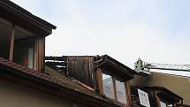 Deset jednotek hasičů zasahovalo u požáru střechy v Boskovicích.