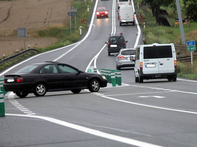 Řidiče na křižovatce silnice I/43 a silnice na Boskovice u Sebranic nyní zpomalují balisety.