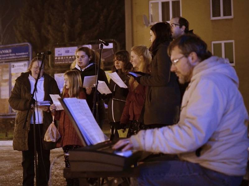 V Blansku se koledy zpívaly na Rožmitálově ulici. Lidé si je notovali se zpěváky ze sboru Martini Band. 