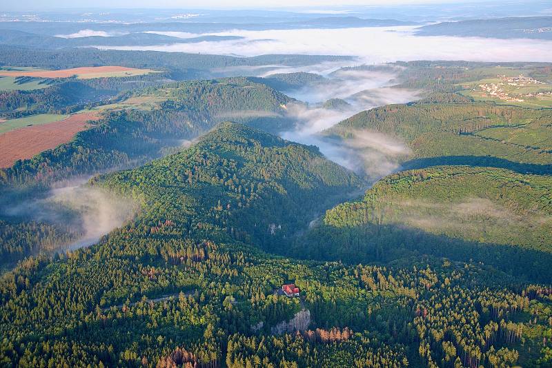 Adamovský farář Pavel Lazárek se léta věnuje létání na motorovém paraglidovém křídle. To později vyměnil za motorové rogalo.