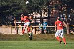 Fotbalisté Moravské Slavie (v červených dresech) si odvezli z Ráječka vítězství 1:0.