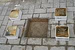 Stolpersteine. Kameny zmizelých. Dlažební kostky s mosaznou destičkou, které se na znamení piety vsazují do chodníků před domy obětí holocaustu a nacistického režimu. Další čtyři přibyly nedávno v židovské čtvrti v Boskovicích.