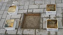 Stolpersteine. Kameny zmizelých. Dlažební kostky s mosaznou destičkou, které se na znamení piety vsazují do chodníků před domy obětí holocaustu a nacistického režimu. Další čtyři přibyly nedávno v židovské čtvrti v Boskovicích.