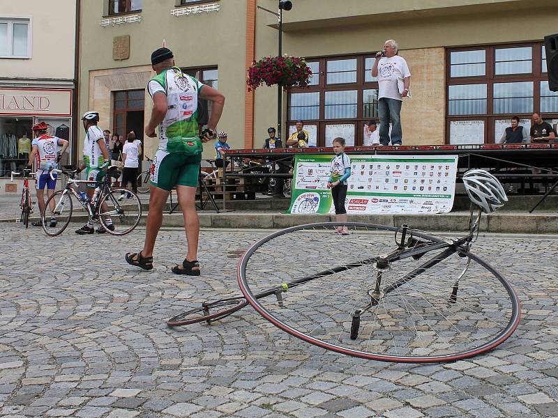 Devátá etapa Cyklotour 2013 v režii nadačního fondu Josefa Zimovčáka Na kole dětem vedla také přes Blanensko.