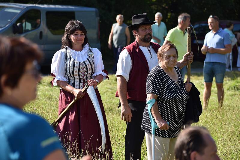 Kloboučské bratrstvo pořádalo už po dvanácté sečení otav. Soutěžilo jedenáct mužů, pět žen a dva junioři.