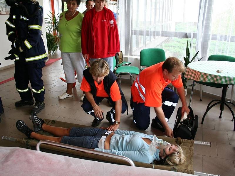 U penzionu pro seniory v Boskovicích proběhlo taktické cvičení hasičů. Na místě byly dvě profesionální hlídky hasičů z Boskovic a z Blanska a tři záchranné týmy dobrovolných hasičů. K vidění byl například nácvik evakuace šesti osob.