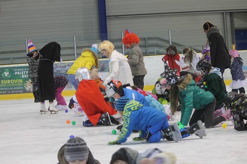 Děti v maskách dováděly na ledě.