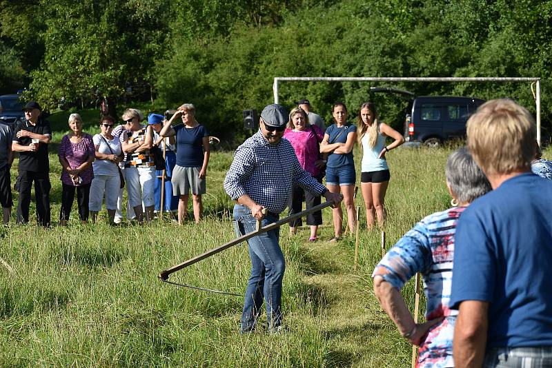 Kloboučské bratrstvo pořádalo už po dvanácté sečení otav. Soutěžilo jedenáct mužů, pět žen a dva junioři.