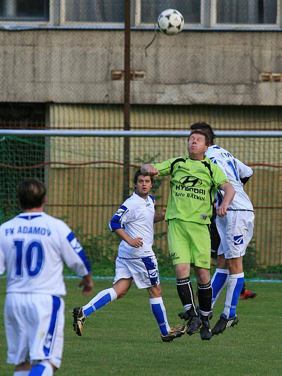 Fotbalisté Adamova (v bílém) porazili doma ve IV. třídě rezervu Vilémovic těsně 3:2.