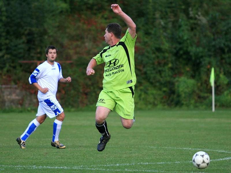 Fotbalisté Adamova (v bílém) porazili doma ve IV. třídě rezervu Vilémovic těsně 3:2.