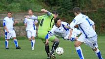 Fotbalisté Adamova (v bílém) porazili doma ve IV. třídě rezervu Vilémovic těsně 3:2.