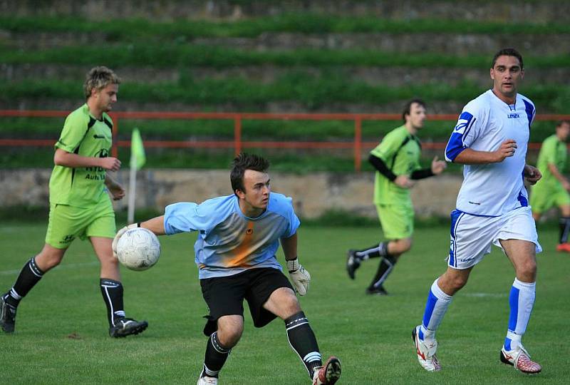 Fotbalisté Adamova (v bílém) porazili doma ve IV. třídě rezervu Vilémovic těsně 3:2.