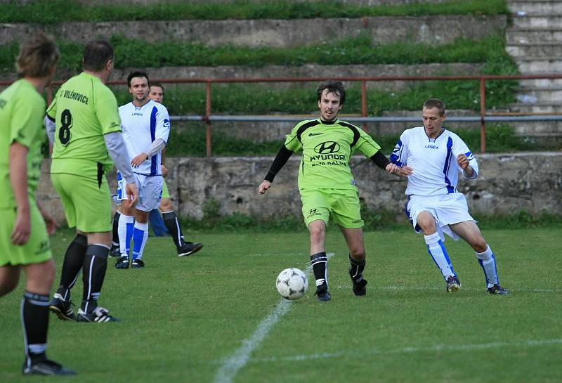 Fotbalisté Adamova (v bílém) porazili doma ve IV. třídě rezervu Vilémovic těsně 3:2.