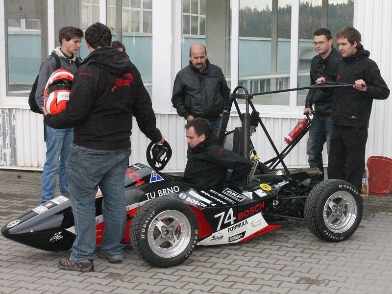 DRAGON II. Studenti VUT Brno soutěží s formulí v projektu Formule student. Už postavili dva prototypy závodních strojů. Formuli Dragon II předvedli v Jedovnicích. Letos s ní odjeli tři závody.