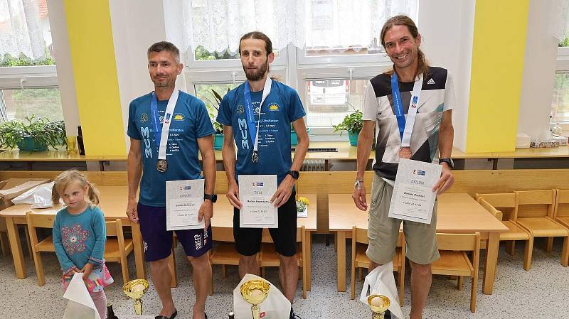 Letošní ročník Moravského ultramaratonu vyhrál v mužích Martin Kopecký (druhý zprava), Lenka Horáková byla nejrychlejší ženou.