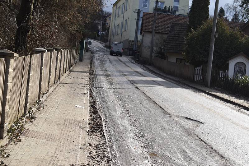 Olomučany jsou kvůli stavbě nové kanalizace a opravě vodovodu už tři čtvrtě roku rozkopané. Místním kvůli špíně a neukázněným řidičům dochází trpělivost.