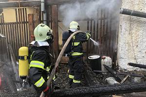 Požár zachvátil ve čtvrtek odpoledne hospodářské stavení v Šošůvce na Blanensku.