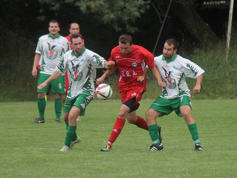 Fotbalisté Rájce-Jestřebí (v bílém) nestačili v prvním předkole krajského poháru na Kunštát. Prohráli 1:3 a v poháru končí. Kunštát byl před třemi lety ve finále. V neděli nastoupí doma proti Svratce Brno. Na vítěze pak čekají Bohunice.