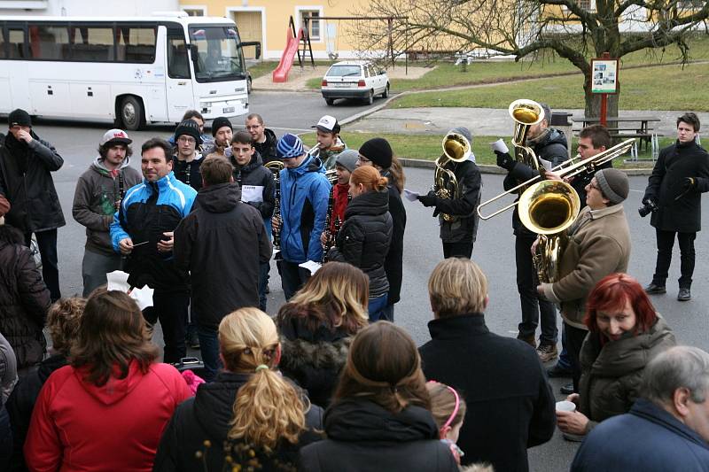 Dechový orchestr Malá Haná zahrál vánoční koledy v osmnácti obcích na Boskovicku a Svitavsku. Například v Cetkovicích.