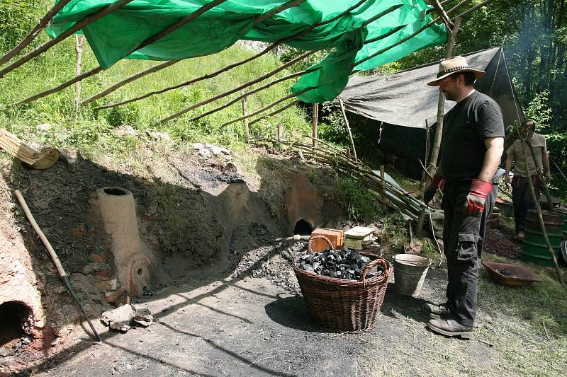 U Staré huti nedaleko Adamova začal několikadenní workshop Historické a prehistorické tavby železa a jeho zpracování.